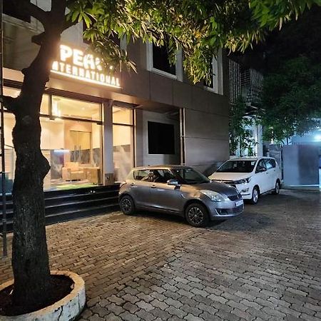 Peace International Hotel Mumbai  Buitenkant foto