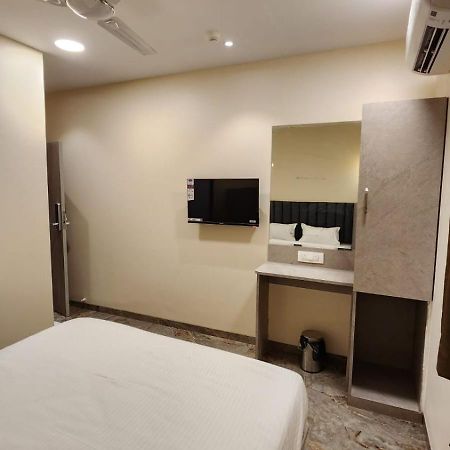 Peace International Hotel Mumbai  Buitenkant foto