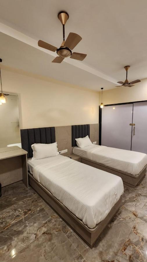 Peace International Hotel Mumbai  Buitenkant foto