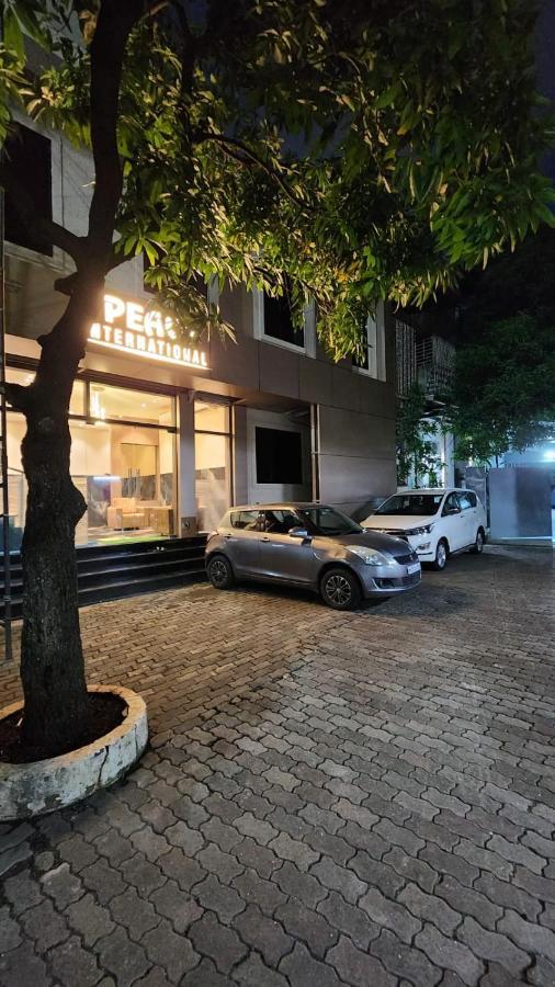 Peace International Hotel Mumbai  Buitenkant foto