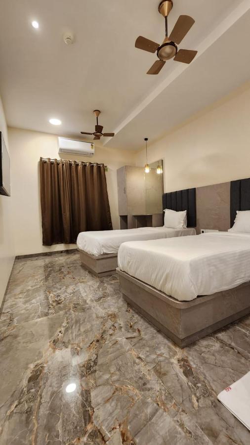Peace International Hotel Mumbai  Buitenkant foto