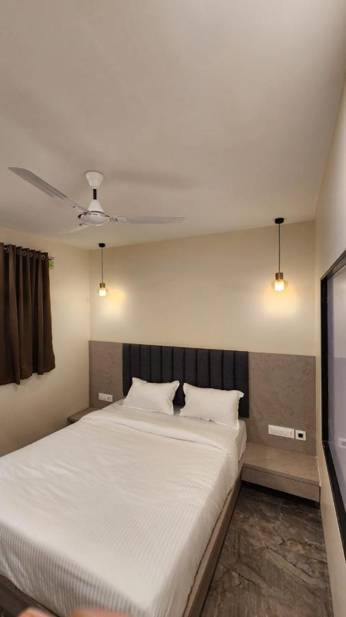Peace International Hotel Mumbai  Buitenkant foto