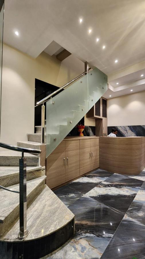 Peace International Hotel Mumbai  Buitenkant foto