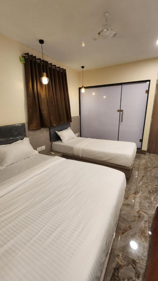 Peace International Hotel Mumbai  Buitenkant foto