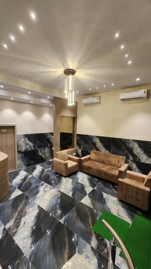 Peace International Hotel Mumbai  Buitenkant foto