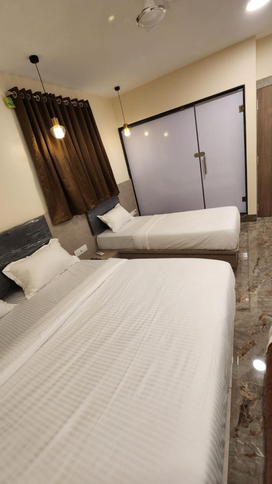 Peace International Hotel Mumbai  Buitenkant foto
