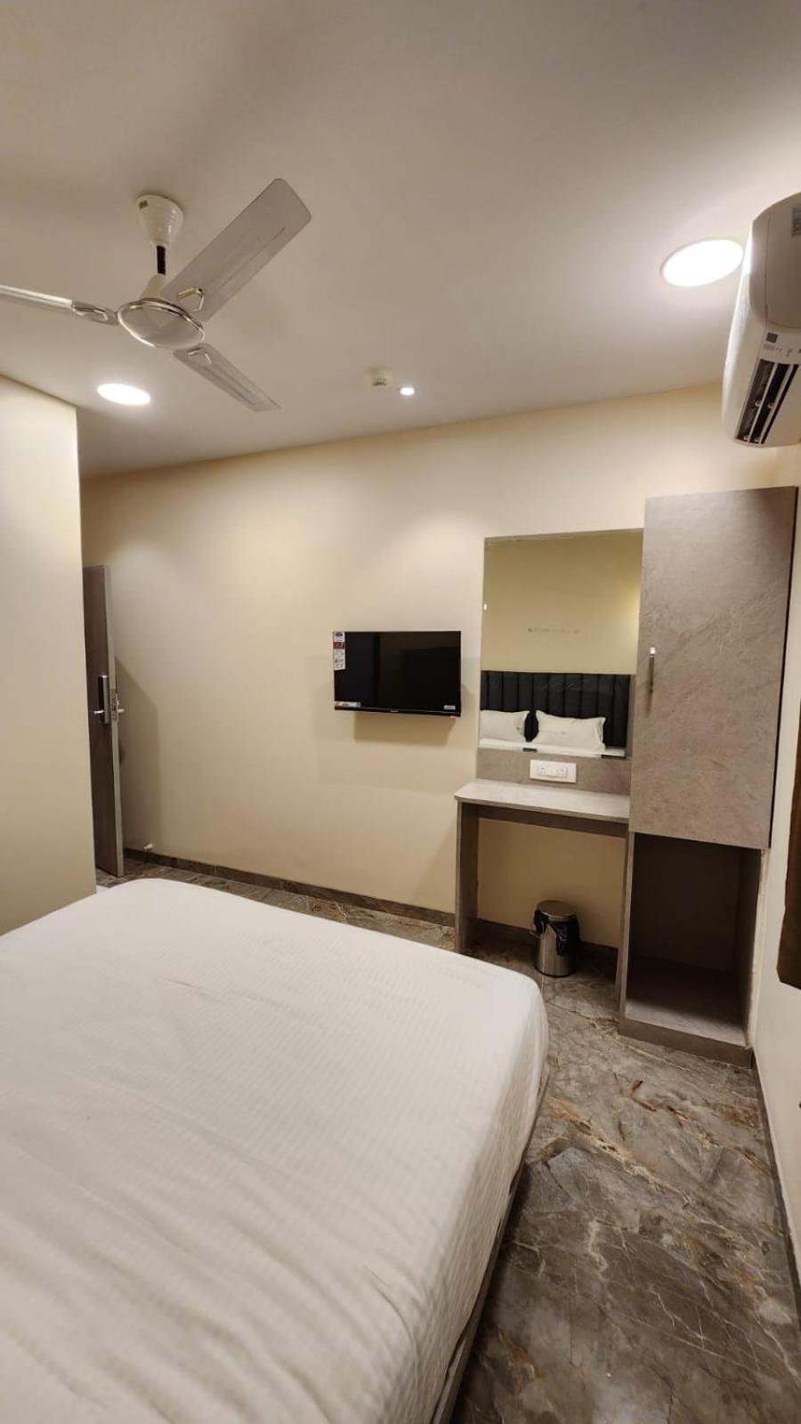 Peace International Hotel Mumbai  Buitenkant foto